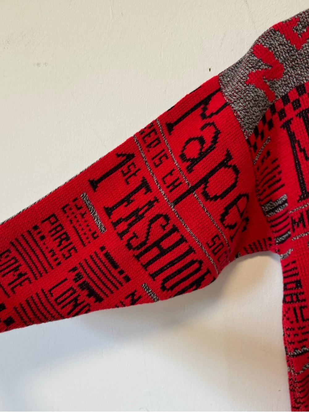 Vintage Newspaper Print Sweater Graphic News Allover Red Acrylic Womens Medium - Picture 5 of 8